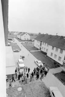 ARH NL Mellin 02-012/0009, Blick aus einem Haus auf eine Gruppe Menschen, ohne Datum