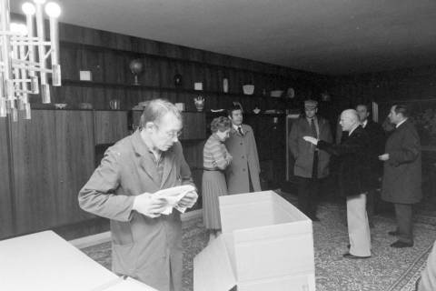ARH NL Mellin 02-013/0011, Gruppe von Menschen in einer Wohnung?, ohne Datum