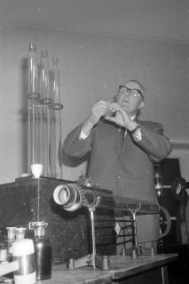 ARH NL Mellin 02-014/0005, Vorführung eines Experiments, ohne Datum