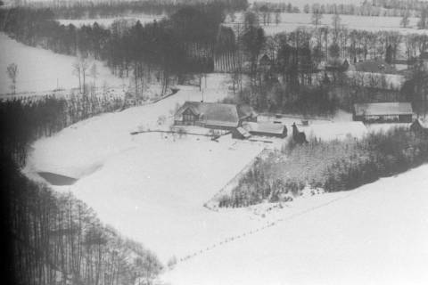 ARH NL Mellin 02-014/0011, Gebäude im Schnee, ohne Datum