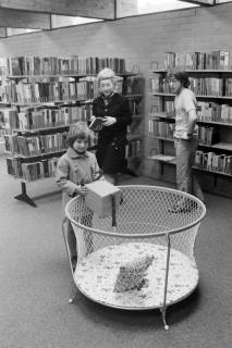 ARH NL Mellin 02-017/0015, In einer Bibliothek, ohne Datum
