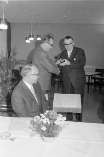 ARH NL Mellin 02-018/0012, Übergabe eines Schlüssel im Rahmen einer Ehrung, ohne Datum