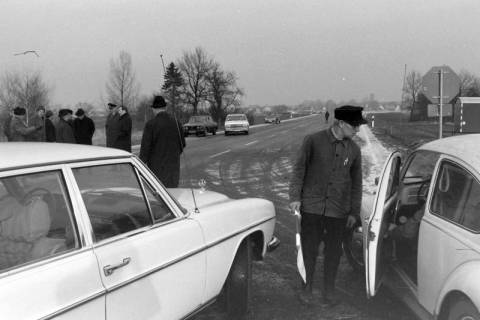 ARH NL Mellin 02-018/0016, Menschen und Autos auf einer Straße stehend, ohne Datum