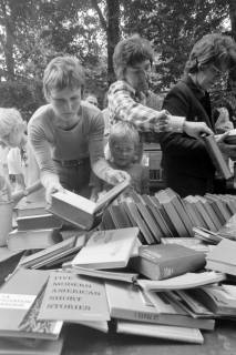 ARH NL Mellin 02-021/0003, Büchertisch bei einem Flohmarkt(?), ohne Datum