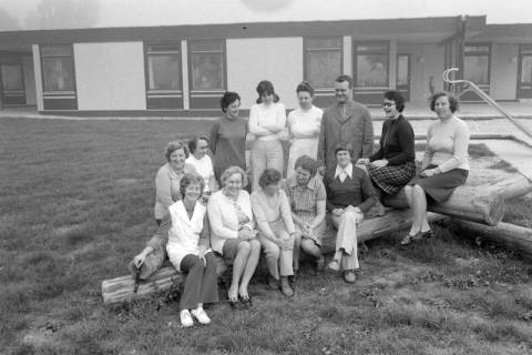 ARH NL Mellin 02-021/0011, Gruppenfoto vom Kollegium eines Kindergartens?, ohne Datum
