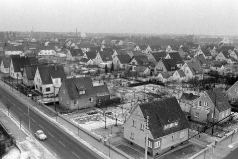 ARH NL Mellin 02-022/0012, Blick vom Gebäude Rubensplatz 1 auf das Wohngebiet an der Immenser Landstraße, Burgdorf, ohne Datum