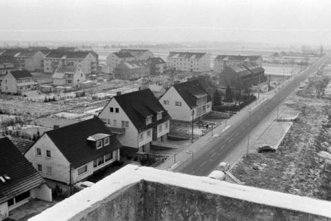 ARH NL Mellin 02-022/0015, Blick vom Gebäude Rubensplatz 1 auf das Wohngebiet an der Immenser Landstraße, Burgdorf, ohne Datum