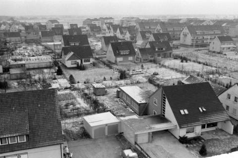 ARH NL Mellin 02-022/0016, Blick vom Gebäude Rubensplatz 1 auf das Wohngebiet an der Immenser Landstraße, Burgdorf, ohne Datum