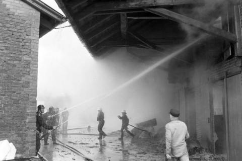 ARH NL Mellin 02-023/0005, Feuerwehr beim Löschen eines Feuers, ohne Datum