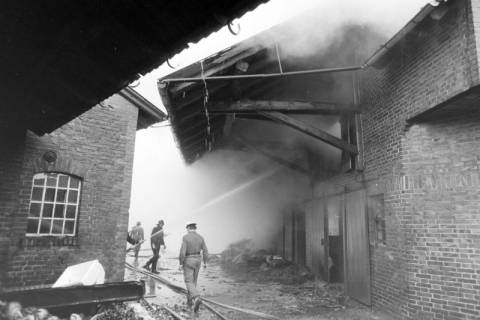 ARH NL Mellin 02-023/0006, Feuerwehr beim Löschen eines Feuers, ohne Datum