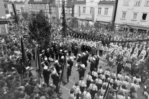 ARH NL Mellin 02-023/0008, Blick aus dem Rathaus I auf das Blasorchester der Polizei bei einer Festveranstaltung auf dem Vorplatz, Burgdorf, ohne Datum