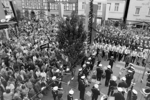 ARH NL Mellin 02-023/0009, Blick aus dem Rathaus I auf das Blasorchester der Polizei bei einer Festveranstaltung auf dem Vorplatz, Burgdorf, ohne Datum