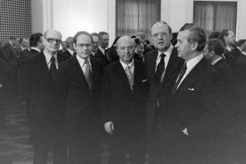 ARH NL Mellin 02-023/0013, (v. l.) N.N., N.N., Gehrdens Bürgermeister und Vorstandsvorsitzender der Kreissparkasse Hannover Gerhard Oberkönig, Oberkreisdirektor Herbert Droste und N.N. bei einer Veranstaltung, ohne Datum