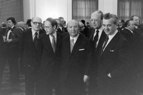 ARH NL Mellin 02-023/0014, (v. l.) N.N., N.N., Gehrdens Bürgermeister und Vorstandsvorsitzender der Kreissparkasse Hannover Gerhard Oberkönig, Oberkreisdirektor Herbert Droste und N.N. bei einer Veranstaltung, ohne Datum