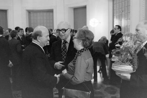 ARH NL Mellin 02-023/0017, Gehrdens Bürgermeister und Vorstandsvorsitzender der Kreissparkasse Hannover Gerhard Oberkönig (links) im Gespräch bei einer Veranstaltung, ohne Datum