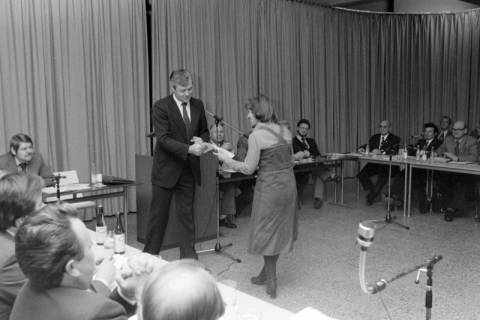 ARH NL Mellin 02-024/0005, Frau überreicht Karsten Friedrich Hoppenstedt ein Dokument bei einer kleinen Versammlung, um 1970