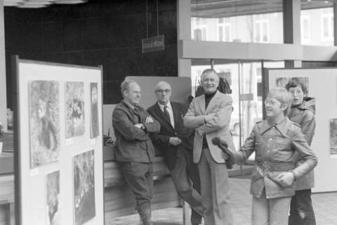 ARH NL Mellin 02-024/0008, Personen bei einer Ausstellung von Vogel-Fotografien?, ohne Datum