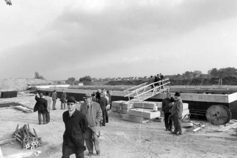 ARH NL Mellin 02-026/0020, Gruppe von Leuten auf einer Baustelle, ohne Datum