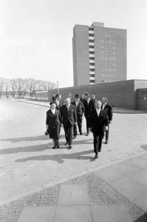 ARH NL Mellin 02-027/0001, Gruppe von Leuten vor dem Schwesternwohnheim des Robert-Koch-Krankenhauses, Gehrden, nach 1964