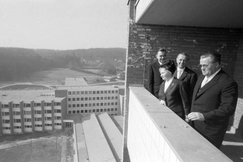 ARH NL Mellin 02-027/0002, Blick aus dem Schwesternwohnheim auf das Robert-Koch-Krankenhaus, Gehrden, nach 1964