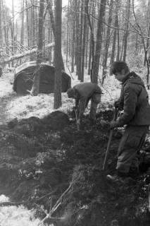 ARH NL Mellin 02-027/0005, Männer der Bundeswehr bei einer Übung im verschneiten Wald?, ohne Datum