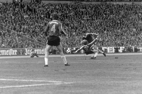 ARH NL Mellin 02-027/0016, Fußballspiel Hannover 96 gegen Arminia Hannover im Niedersachsenstadion, Hannover, wohl 1976