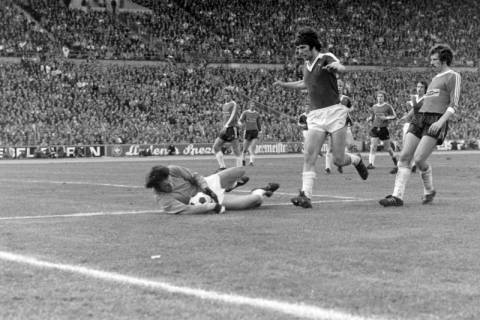 ARH NL Mellin 02-027/0019, Fußballspiel Hannover 96 gegen Arminia Hannover im Niedersachsenstadion, Hannover, wohl 1976