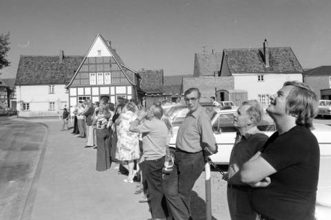 ARH NL Mellin 02-028/0009, Menschen beim Richtfest der Häuser Am Brandende 4-6, Burgdorf, vor 1976