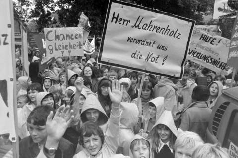 ARH NL Mellin 02-029/0014, Demonstration von Schülern, zwischen 1974/1976