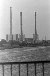 ARH NL Mellin 02-030/0002, Blick von einer Brücke auf ein Kraftwerk, ohne Datum