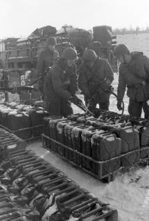 ARH NL Mellin 02-030/0014, Soldaten beim Auffüllen von Benzinkanistern, ohne Datum
