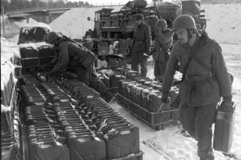 ARH NL Mellin 02-030/0015, Soldaten beim Auffüllen von Benzinkanistern, ohne Datum