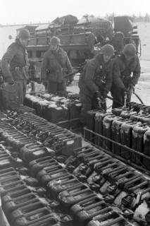 ARH NL Mellin 02-030/0017, Soldaten beim Auffüllen von Benzinkanistern, ohne Datum