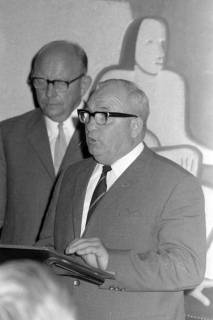 ARH NL Mellin 02-031/0008, Wilhelm Edeling bei einer Sitzung im Rathaus I, Burgdorf, ohne Datum