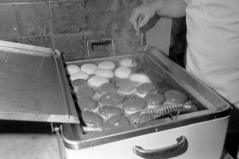 ARH NL Mellin 02-031/0021, Backen von Berliner Pfannkuchen, ohne Datum
