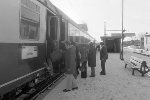 ARH NL Mellin 02-032/0020, Passagiere steigen in einen Zug am Bahnsteig in Richtung Celle, Burgdorf, wohl 1976