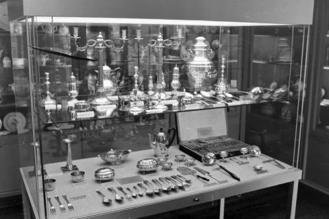 ARH NL Mellin 02-033/0014, Vitrine mit Geschirr und Kerzenleuchtern, ohne Datum