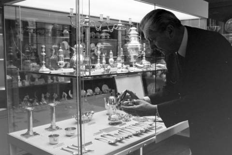 ARH NL Mellin 02-033/0015, Vitrine mit Geschirr und Kerzenleuchtern, ohne Datum