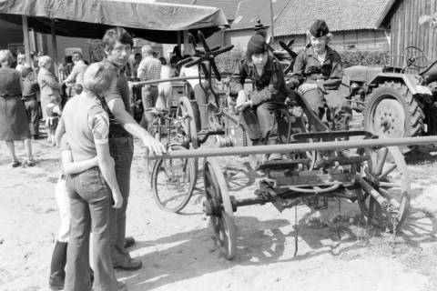ARH NL Mellin 02-033/0020, Mitglieder der Deutschen Jugendfeuerwehr auf einer Handdruckspritze, ohne Datum