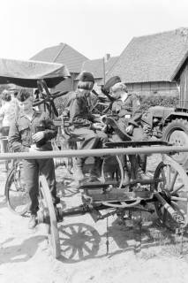 ARH NL Mellin 02-033/0021, Mitglieder der Deutschen Jugendfeuerwehr auf einer Handdruckspritze, ohne Datum