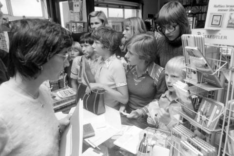 ARH NL Mellin 02-034/0002, Schülerinnen und Schüler in einem Buchladen, wohl 1976