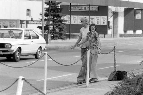 ARH NL Mellin 02-034/0006, Junge per Anhalter Reisende an der Straßenecke Peiner Weg/Uetzer Str., Burgdorf, zwischen 1975/1984