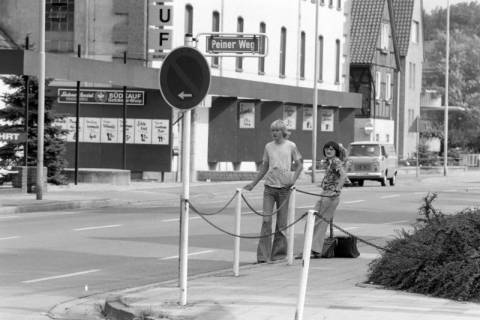 ARH NL Mellin 02-034/0007, Junge per Anhalter Reisende an der Straßenecke Peiner Weg/Uetzer Str., Burgdorf, zwischen 1975/1984