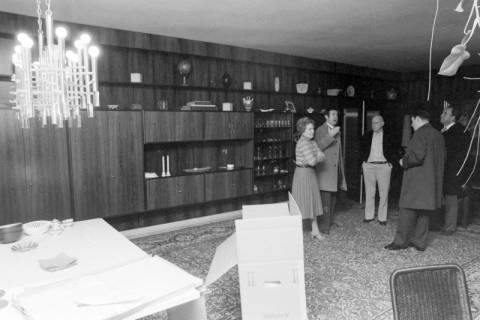 ARH NL Mellin 02-035/0013, Gruppe von Menschen in einer Wohnung?, ohne Datum