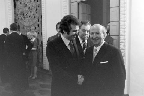 ARH NL Mellin 02-035/0014, Mann gratuliert Gehrdens Bürgermeister und Vorstandsvorsitzenden der Kreissparkasse Hannover Gerhard Oberkönig (rechts) bei einer Veranstaltung, ohne Datum