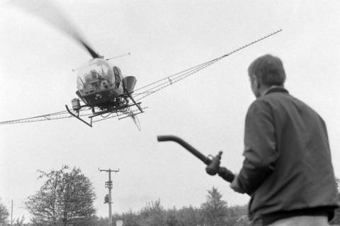 ARH NL Mellin 02-035/0016, Helikopter (Typ Bell 47?) beim Streuen von Dünger(?), ohne Datum
