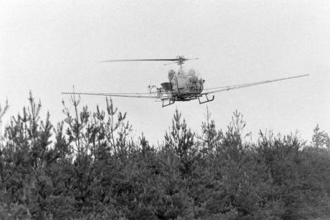 ARH NL Mellin 02-035/0017, Helikopter (Typ Bell 47?) beim Streuen von Dünger(?), ohne Datum