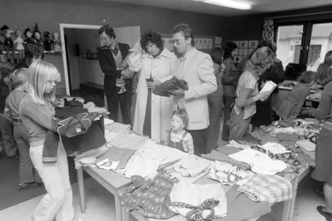 ARH NL Mellin 02-036/0001, Flohmarkt in einer Grundschule(?), nach 1971