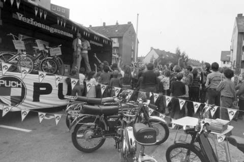 ARH NL Mellin 02-036/0005, Werbeveranstaltung(?) des Fahrrad-, Motoren- und Kraftfahrzeugherstellers "Puch" mit Verlosung von drei Fahrrädern, ohne Datum