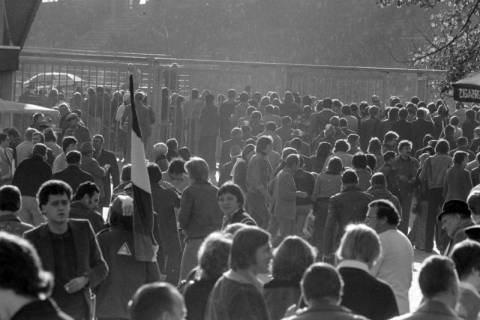 ARH NL Mellin 02-036/0015, Menschenmenge vor dem Eingang des Niedersachsenstadions, Hannover, ohne Datum